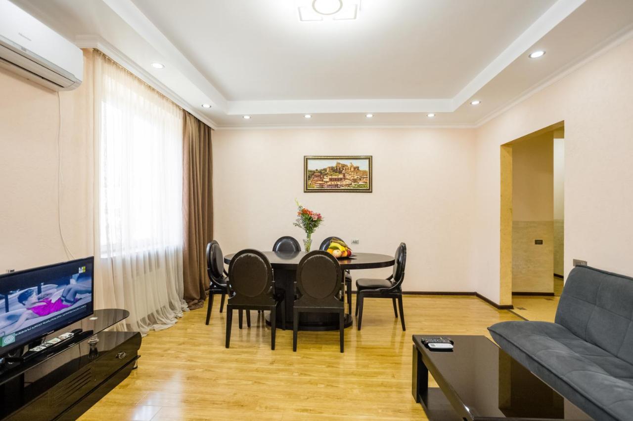 Rustaveli Three Bedroom With Amazing Views Апартаменты Тбилиси