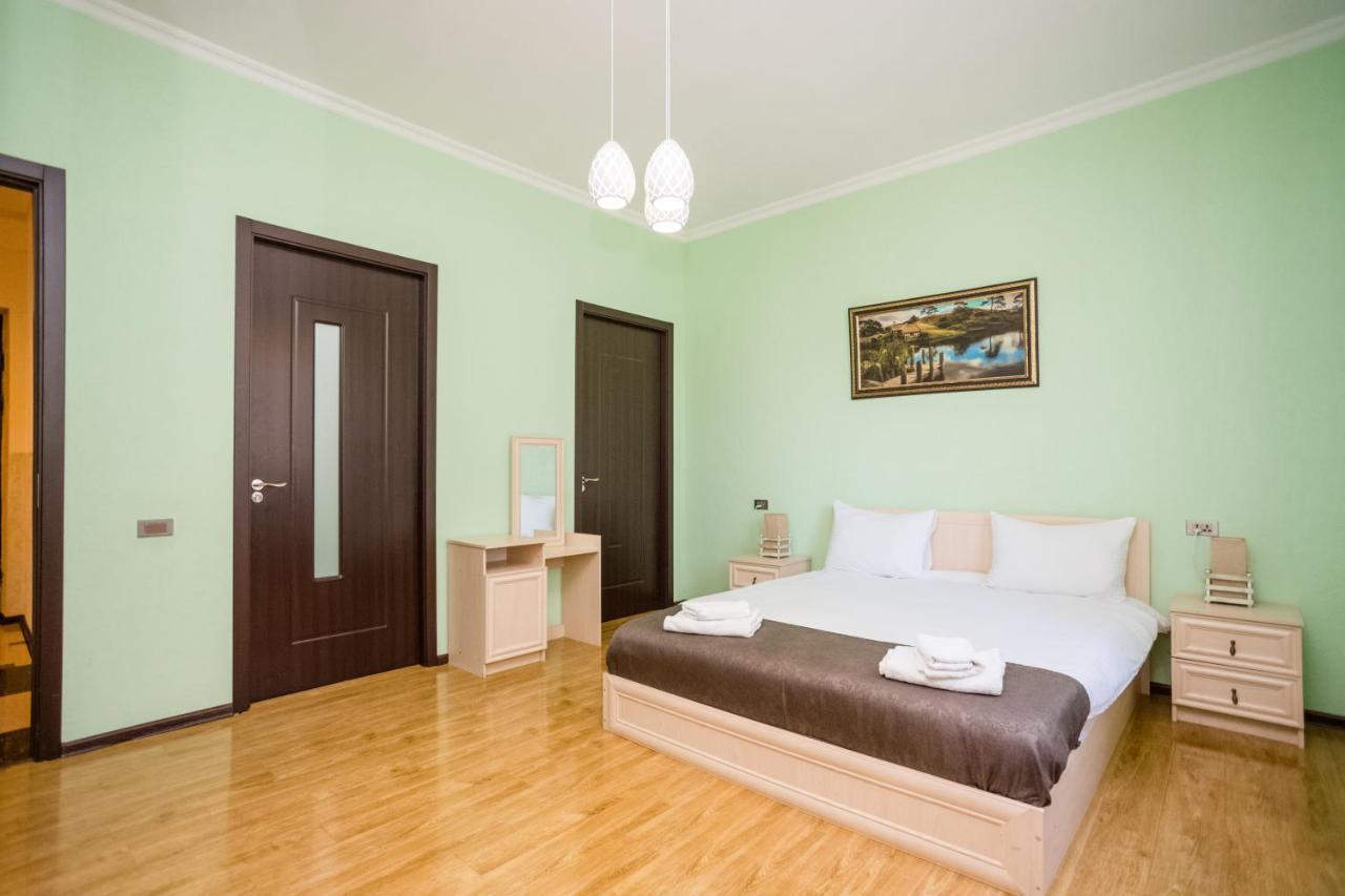 Апартаменты Rustaveli Three Bedroom With Amazing Views Тбилиси